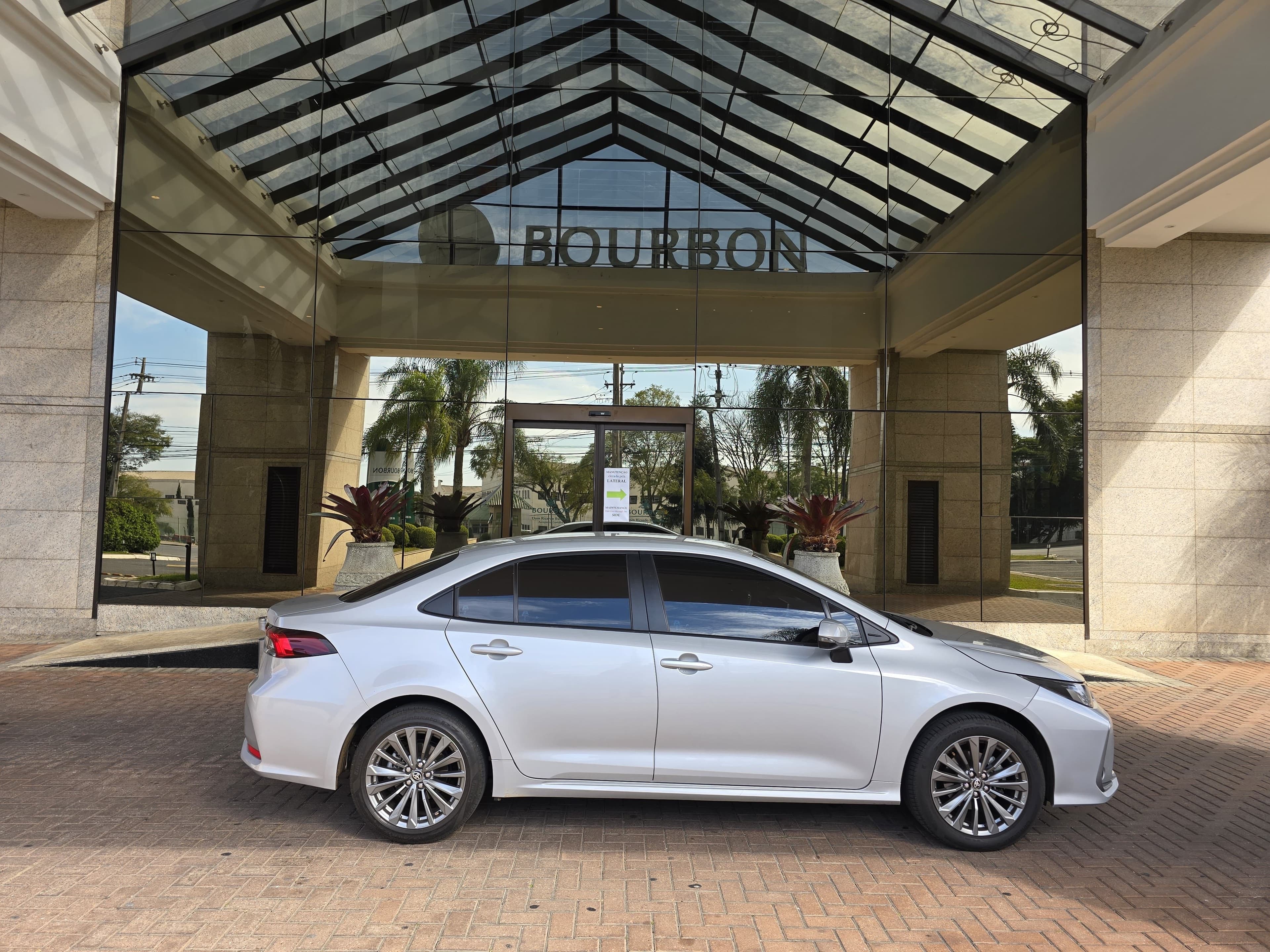 Toyota Corolla táxi executivo Umuarama na entrada do Hotel Bourbon — Giroto Táxi