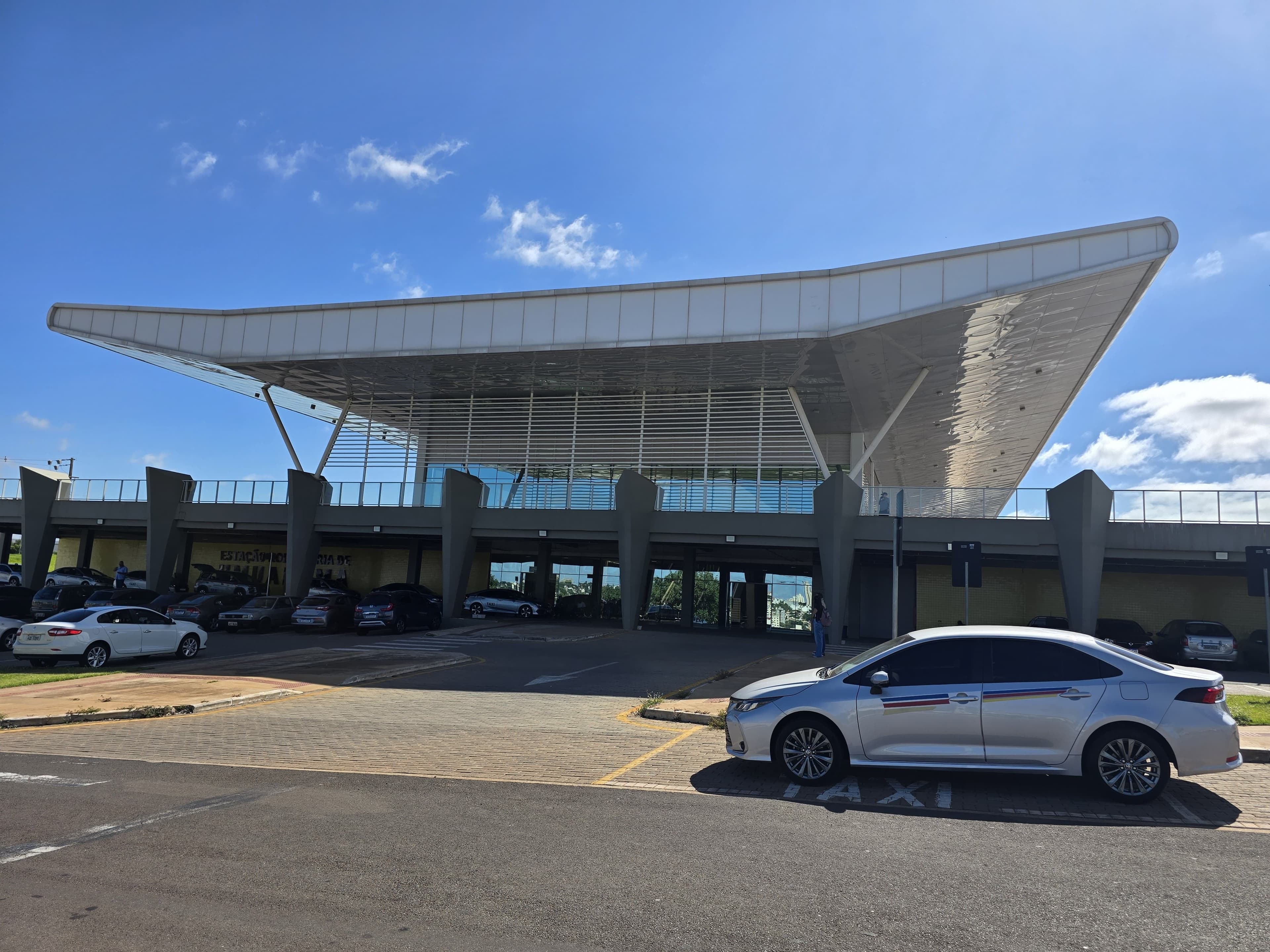 Táxi Corolla saída de rodoviária — viagem de Umuarama para Maringá e Londrina